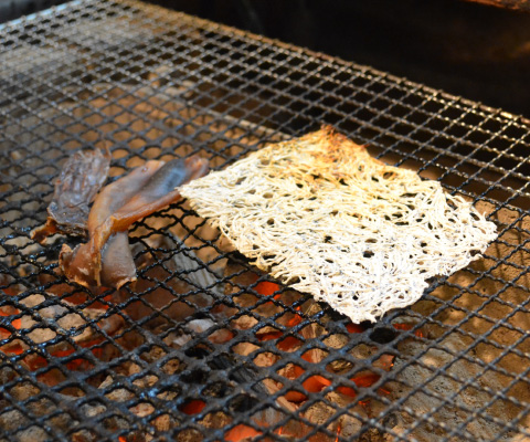 炉辺でじっくり焼き上げる