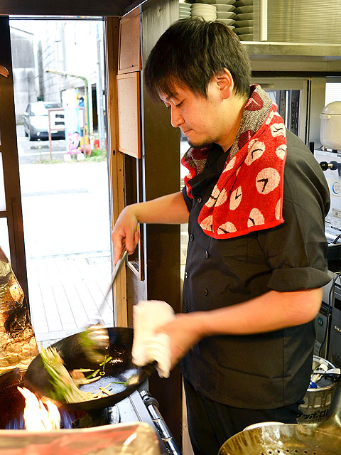 お客様の目の前で炎と中華鍋が舞います！